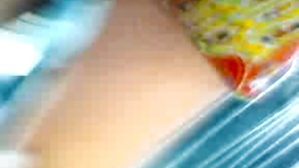 সুন্দরী স্বর্ণকেশী একটি অশ্লীল ভিডিও তৈরি সেক্স চুদা চুদি ভিডিও করছে