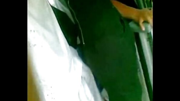 তরুণ বাংলা সেকস বিডিয় ভ্যালেন্টিনা ন্যাপি পায় পায়ু এবং মুখের উপর একটি বড় মোরগ