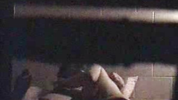 ধনী মহিলা তার সুদর্শন মালীকে চুদছে বাংলা sax video